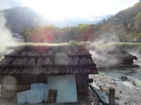 源泉の小屋から出る湯気が幻想的。