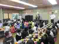 学年みんなで食べる夕飯。 おいしさ倍増!!