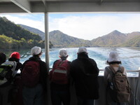 山に囲まれた中禅寺湖。自然の中で気持ちよい船旅。男体山がきれいに見えました。