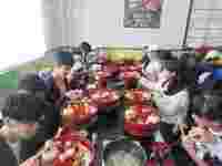 修学旅行での最後の食事「大杯膳」。名の通り大きな杯にびっくり!