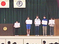 代表で校長先生から、賞状を受け取りました。