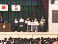 今回もたくさんの人が代表で校長先生から賞状を受け取りました。