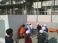 煙を吸い込まないように、ハンカチ等で口鼻を押さえ、姿勢を低くして移動します。