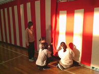 幕の下の部分も安全ピンなどでしっかりとしつけしておきます。