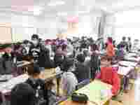 胸花を渡しに、6年生の教室へ