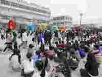 少し照れながらも笑顔でアーチをくぐっていく6年生。