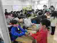 「おめでとう」と「ありがとう」の気持ちを込めて手渡ししました